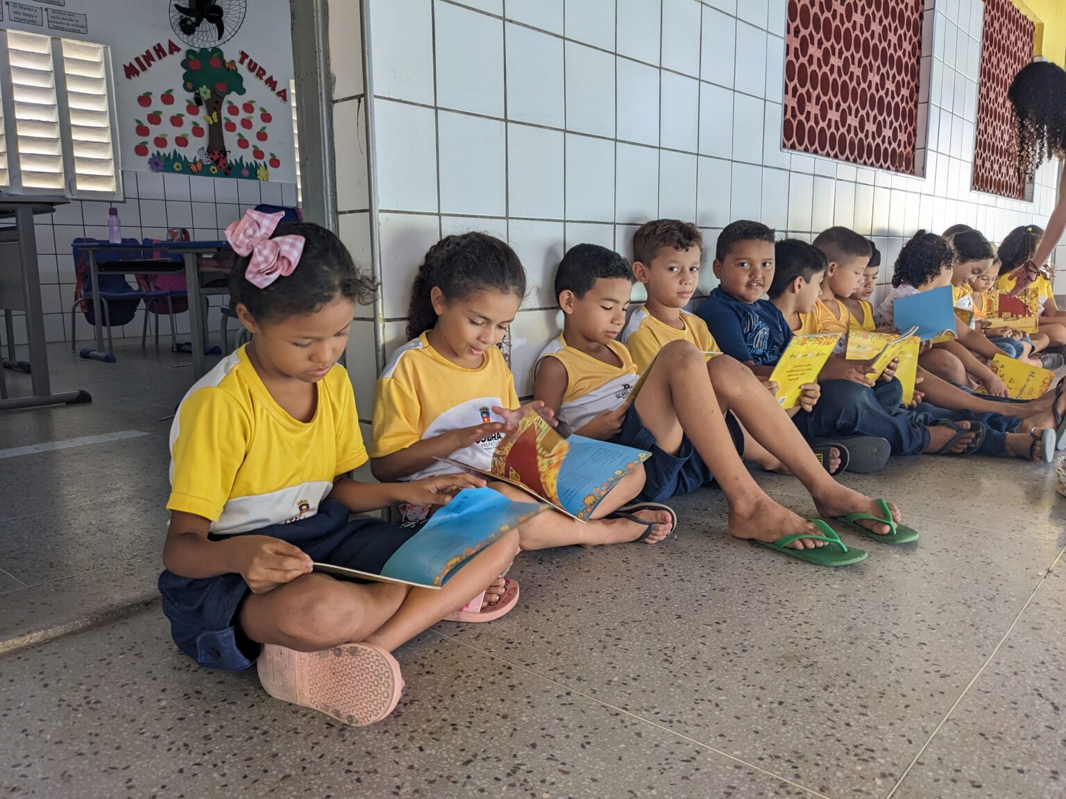 A line of Brazilian schoolchildren reading books.