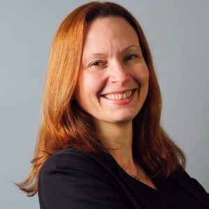 Headshot of Anna Carolina Queiroz